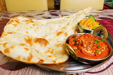 ジューシー&スパイシーな鶏が入った、本場インドの定番メニューを野市