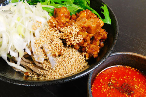 そば でも 蕎麦 でもない これは Soba 港屋にインスパイアされた ムシャムシャと食べられる唯一無二のつけsoba 今日のこじゃうま 8月極上の麺 つけsoba Goku Tubushi そば 南部 こうちドン