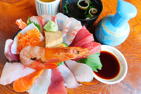 インパクト大！はみ出るボリューム、キラキラ輝く海鮮丼！ - 今日のこ