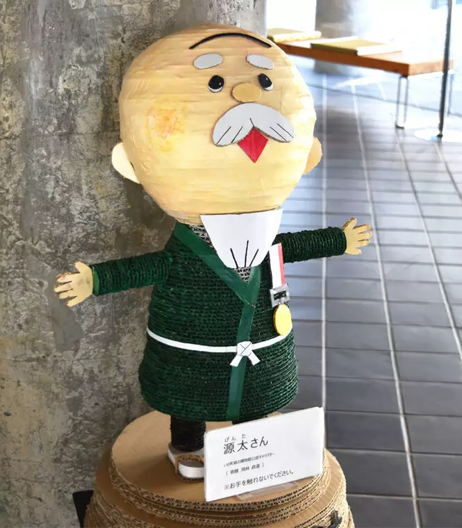 玄関でお出迎えしています。